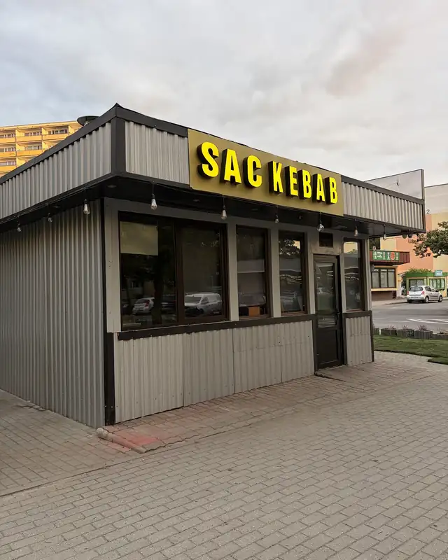 Szary pawilon z żółtym napisem SAC KEBAB